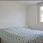 Spacious Cocoon In 아파트