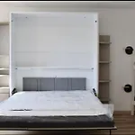 Spacious Cocoon In 아파트